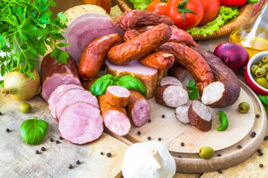 çeşitli et ürünleri sebzeler