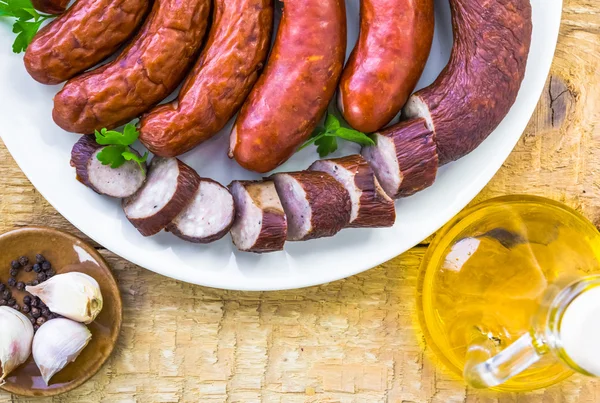 Assiette pleine diverses espèces de saucisses — Photo