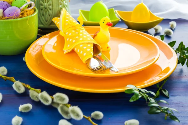 Wielkanocny stół ustawienie żółte kaczki — Zdjęcie stockowe