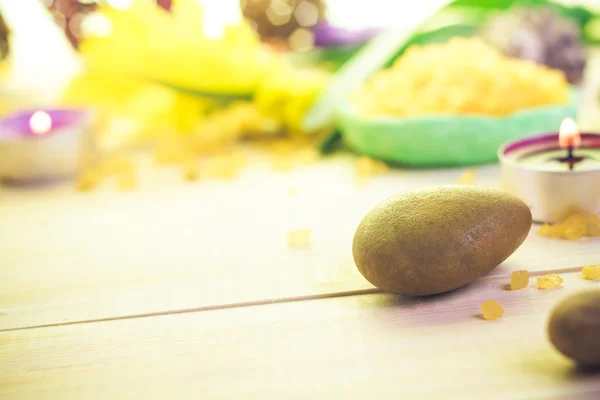 Zen stones vonná svíčka dřevěné pozadí — Stock fotografie