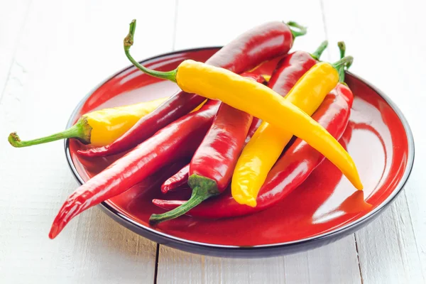 Rote gelbe Chilischoten serviert Teller — Stockfoto