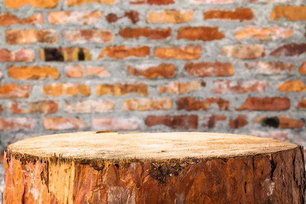 Pino tocones pared de ladrillo de fondo — Foto de Stock