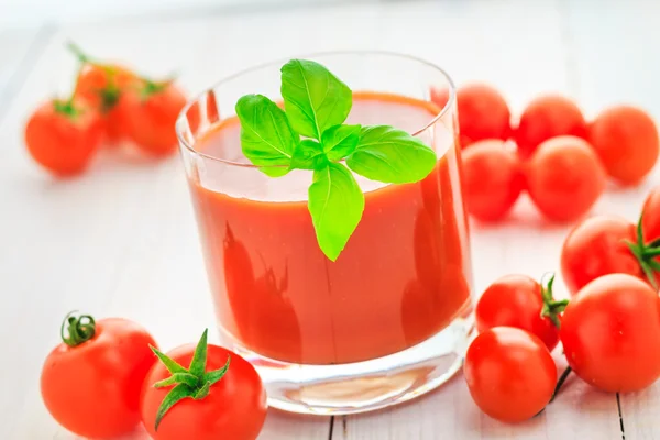 Suco de tomate fresco fundo de madeira — Fotografia de Stock