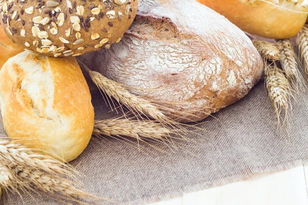 Složení čerstvý chléb křupavé rohlíky — Stock fotografie