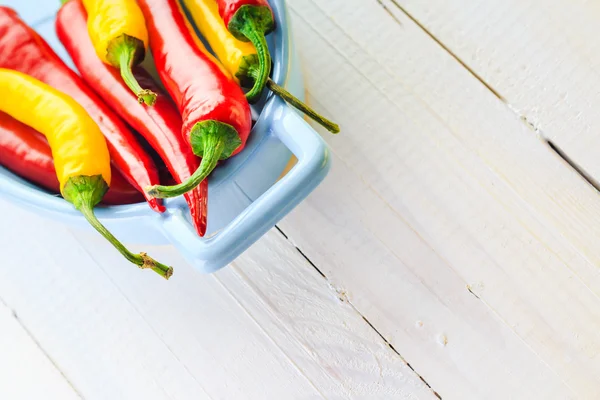 Hintergrund bunte Paprika blaue Schüssel — Stockfoto