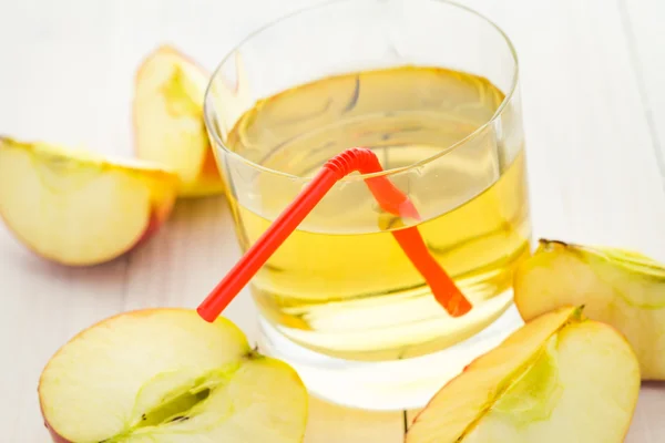 Apple juice äpplen träbord — Stockfoto
