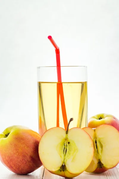 Manzanas zumo mesa de madera — Foto de Stock