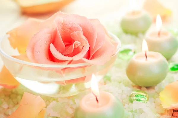 Wellnesskomponenten Rose Blume Badesalz aromatische Kerzen — Stockfoto