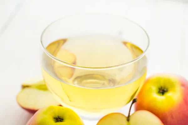 Jugo nutritivo saludable manzanas frescas — Foto de Stock