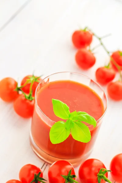 Suco de comida saudável tomates cereja vermelhos — Fotografia de Stock