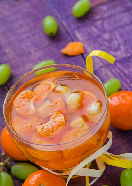 Delicioso fruta geleia laranja fundo de madeira — Fotografia de Stock