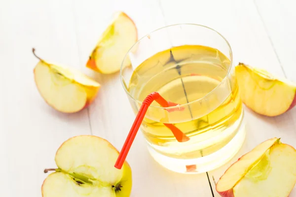Apple juice jablka dřevěný stůl — Stock fotografie