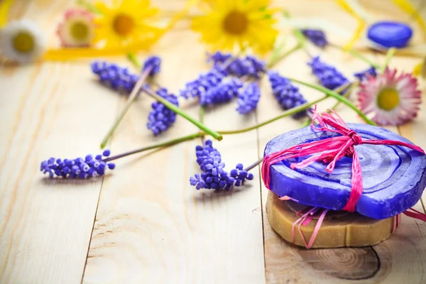Mýdlo květiny dřevěný stůl — Stock fotografie