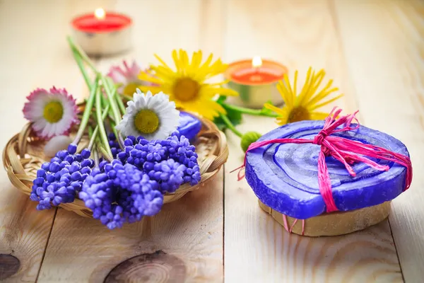 Handgjord tvål blommor träbord — Stockfoto