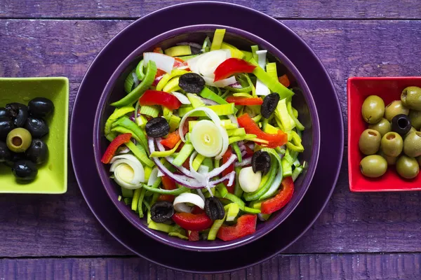 Свежий красочный овощной салат деревянный стол — стоковое фото