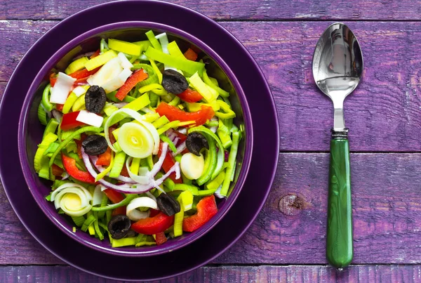 Tavolo in legno colorato fresco per insalata vegetale — Foto Stock