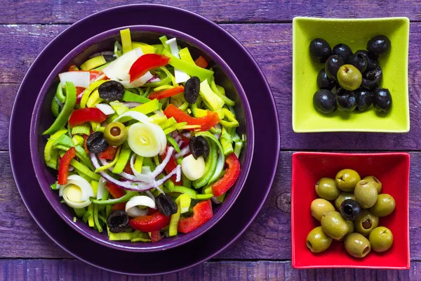 Fresh colorful vegetable salad platter wooden table — Stock Photo, Image