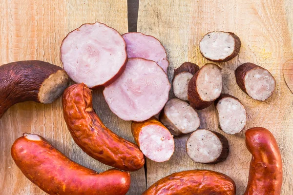 Carne ahumada mesa de madera espacio vacío texto — Foto de Stock