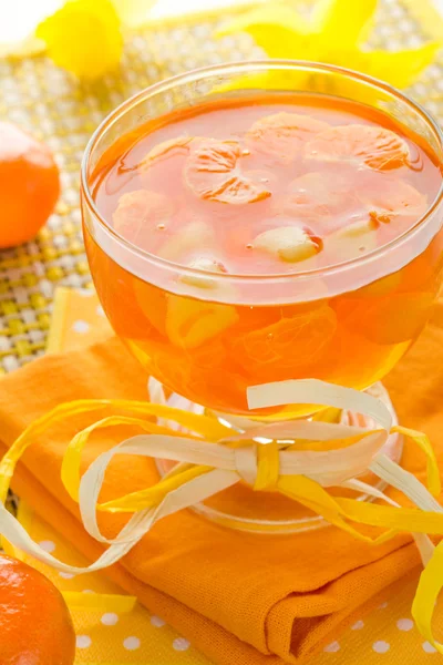 Вкусные фрукты желе оранжевого стекла — стоковое фото