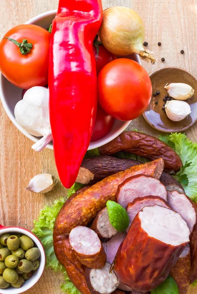 Olika kött grönsaker träbord — Stockfoto