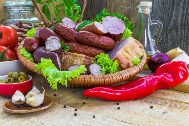 kompozisyon çeşitli etler sosis