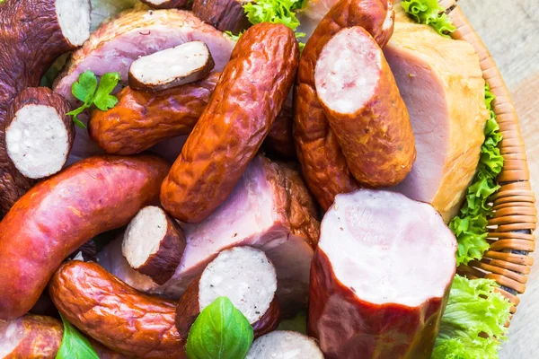 Cesto di carne salsiccia legno tavolo spazio testo — Foto Stock