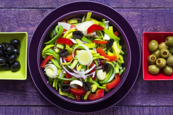 Table en bois de plateau de salade de légumes colorés frais — Photo