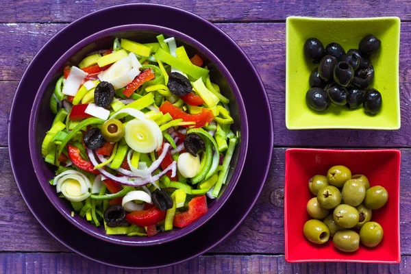 Plato de ensalada de verduras coloridas frescas mesa de madera —  Fotos de Stock