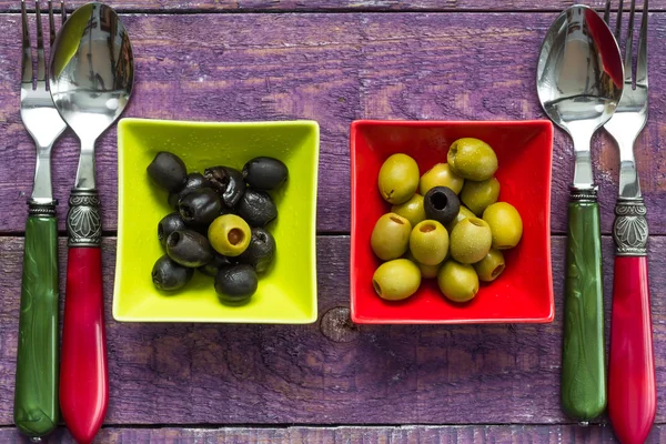 Bunte Früchte Oliven Schalen Holztisch — Stockfoto