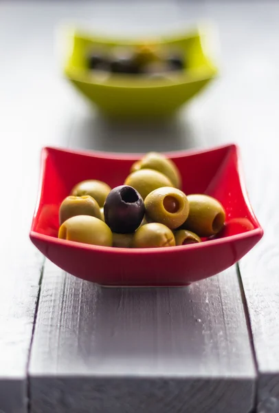 Fruits colorés olives bols table en bois — Photo