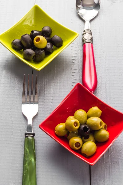 Frutas coloridas aceitunas cuencos cubiertos de mesa de madera —  Fotos de Stock