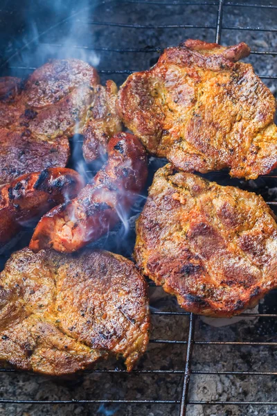 Barbacoa proceso de jardín cocinar parrilla de carne — Foto de Stock