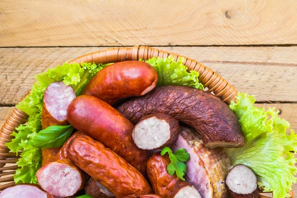 Cesta de fundo salsichas de carne carnes — Fotografia de Stock