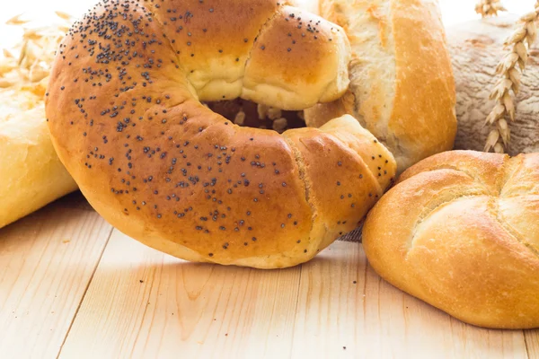 Divers produits de boulangerie fond en bois — Photo