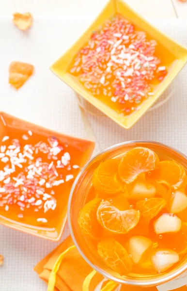 Вкусное фруктовое желе с ломтиками апельсина — стоковое фото