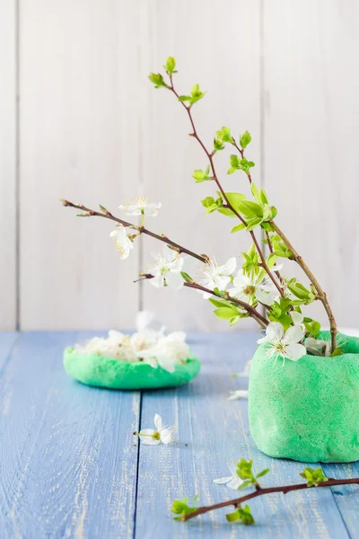 Lente bloeiende twijgen houten tafel — Stockfoto