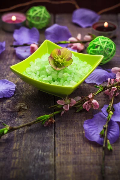 Kurkonzept Nahaufnahme grünes Badesalz — Stockfoto