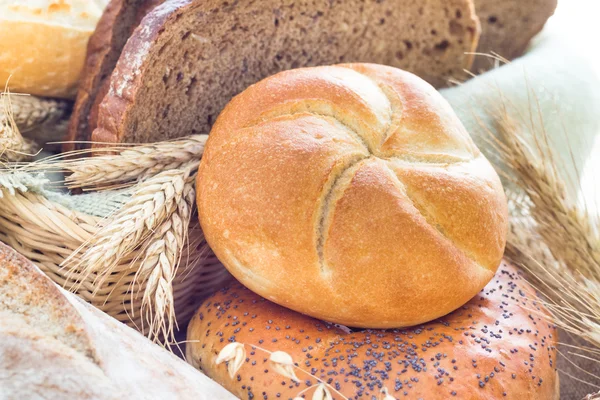 Καρβέλι ψωμί σε φέτες τραγανά ρολά — Φωτογραφία Αρχείου
