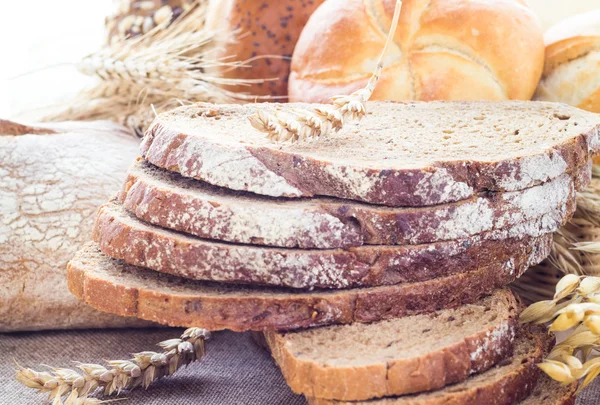 Loaf bread sliced crispy rolls — Stock Photo, Image