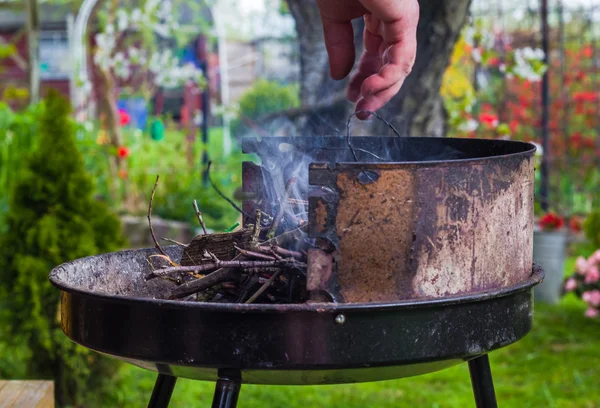 Yangın sırasında bahar Barbekü Bahçe aydınlatma — Stok fotoğraf