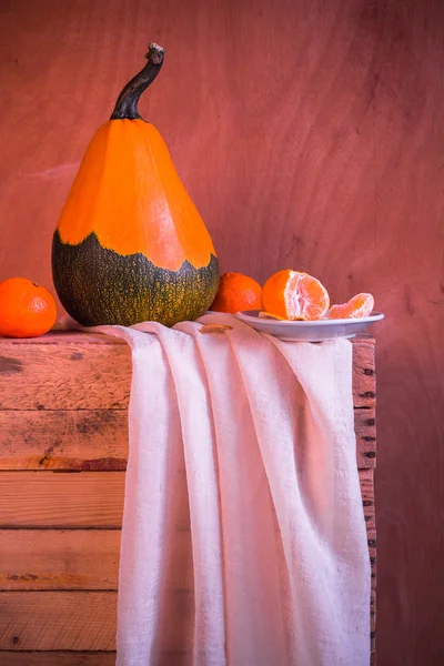 Table en bois paniers de fruits frais — Photo