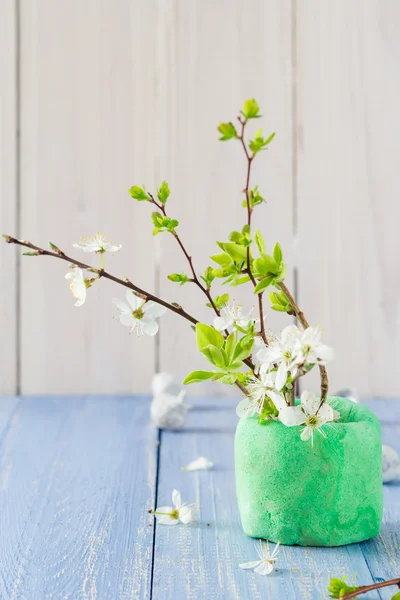 Lente bloeiende twijgen houten tafel — Stockfoto