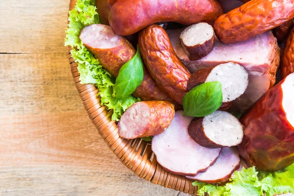 Cesta de carne de salsicha texto de espaço de mesa de madeira — Fotografia de Stock