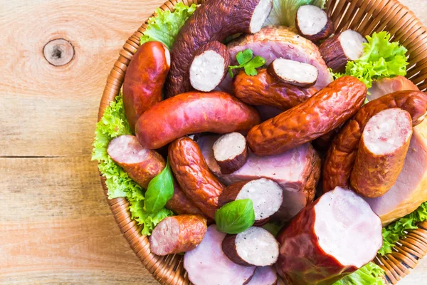 Cesto di carne salsiccia legno tavolo spazio testo — Foto Stock