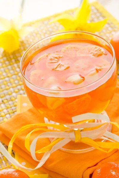 Вкусные фрукты желе оранжевого стекла — стоковое фото