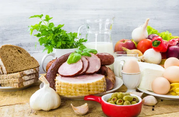 Sammansättning olika livsmedelsbutiker produkter kött mejeri — Stockfoto