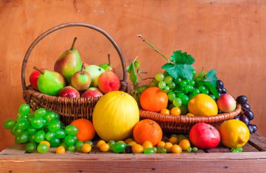 ahşap masa dolu taze meyve sepetleri