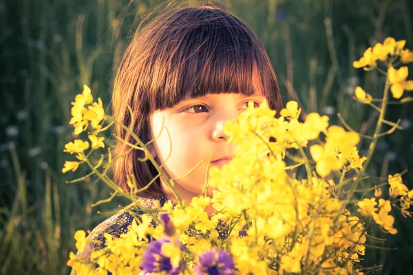 Bellezza bambina stupro campo bouquet mano — Foto Stock