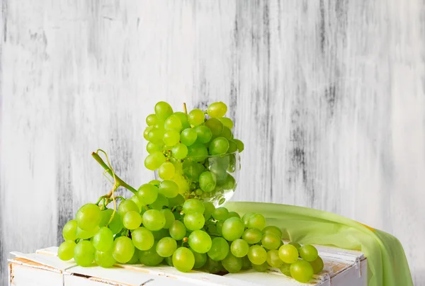 Natura morta frutta bottiglia uva da vino — Foto Stock