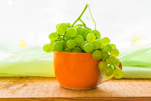 Frutas xícara de uvas de madeira teble — Fotografia de Stock